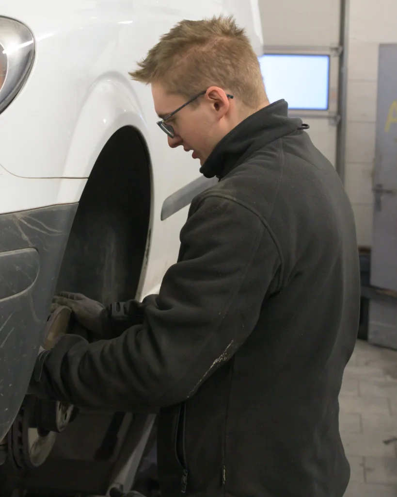 Jonas Posch als KFZ-Techniker im KFZ Betrieb Aitenbichler in Bad Ischl bei der Arbeit am Fahrzeug
