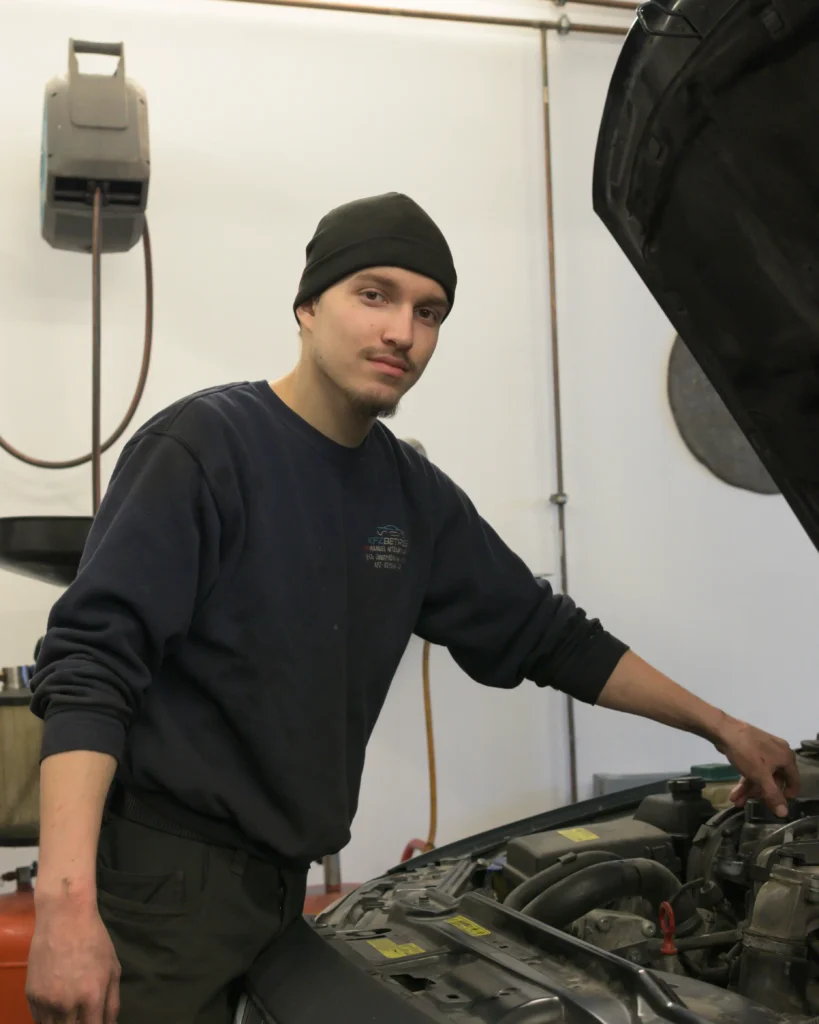 Patrick Eisl als KFZ-Techniker im KFZ Betrieb Aitenbichler in Bad Ischl bei der Arbeit am Fahrzeug